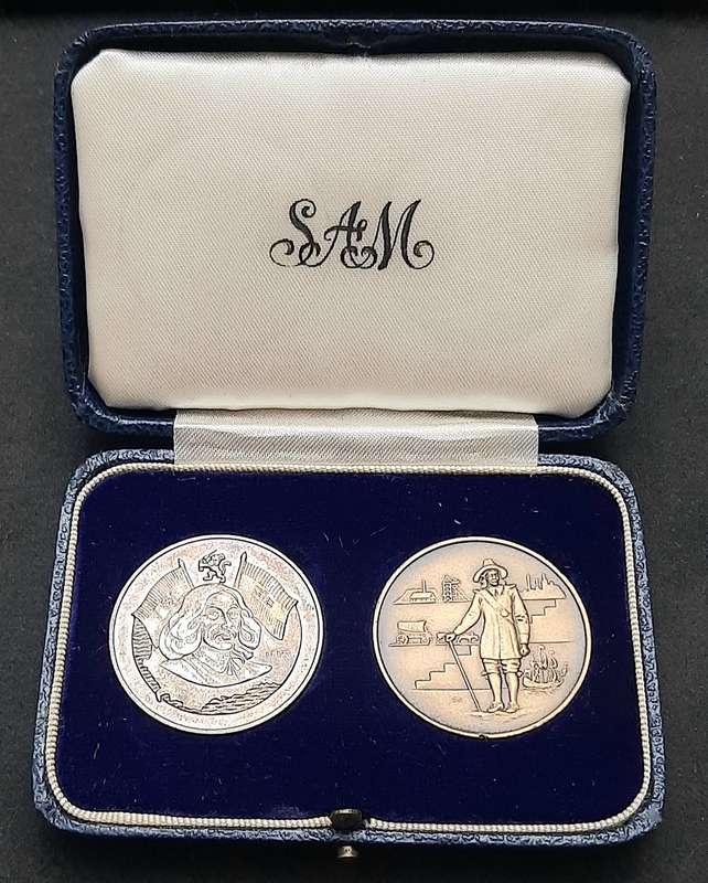 **1952 SA Mint: Van Riebeeck Ter Centenary. 925 Silver & Bronze Comm. Medallions Cased (XF+ & VF+)**
