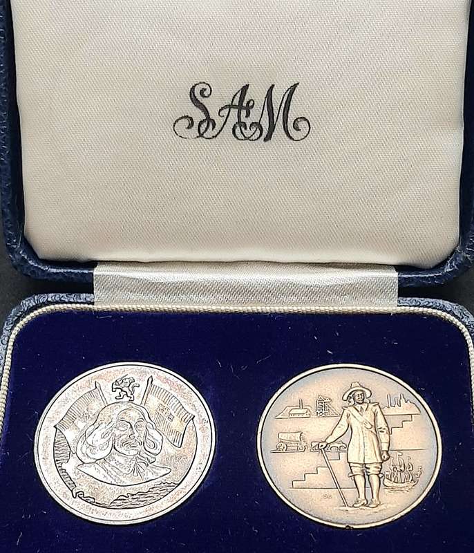 **1952 SA Mint: Van Riebeeck Ter Centenary. 925 Silver & Bronze Comm. Medallions Cased (XF+ & VF+)**