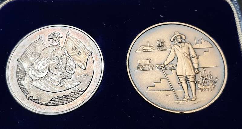 **1952 SA Mint: Van Riebeeck Ter Centenary. 925 Silver & Bronze Comm. Medallions Cased (XF+ & VF+)**