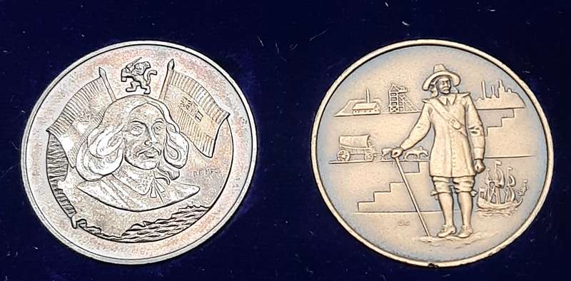 **1952 SA Mint: Van Riebeeck Ter Centenary. 925 Silver & Bronze Comm. Medallions Cased (XF+ & VF+)**