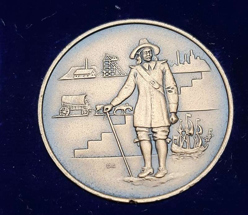**1952 SA Mint: Van Riebeeck Ter Centenary. 925 Silver & Bronze Comm. Medallions Cased (XF+ & VF+)**