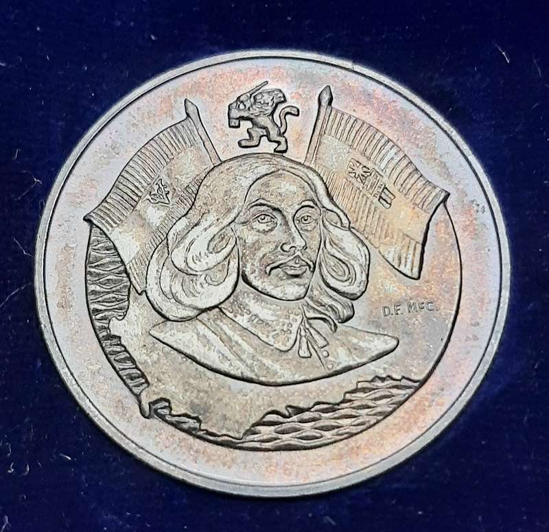 **1952 SA Mint: Van Riebeeck Ter Centenary. 925 Silver & Bronze Comm. Medallions Cased (XF+ & VF+)**