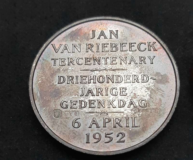 **1952 SA Mint: Van Riebeeck Ter Centenary. 925 Silver & Bronze Comm. Medallions Cased (XF+ & VF+)**
