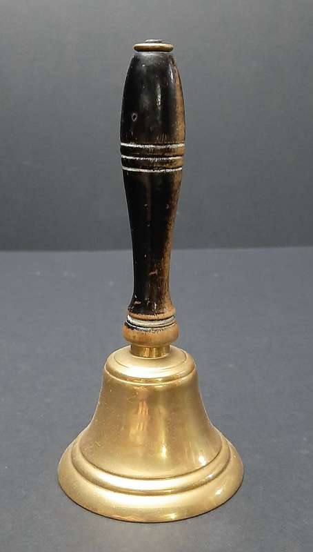 Mid-20th Century: European Brass Dinner Service Bell (12,5cm).