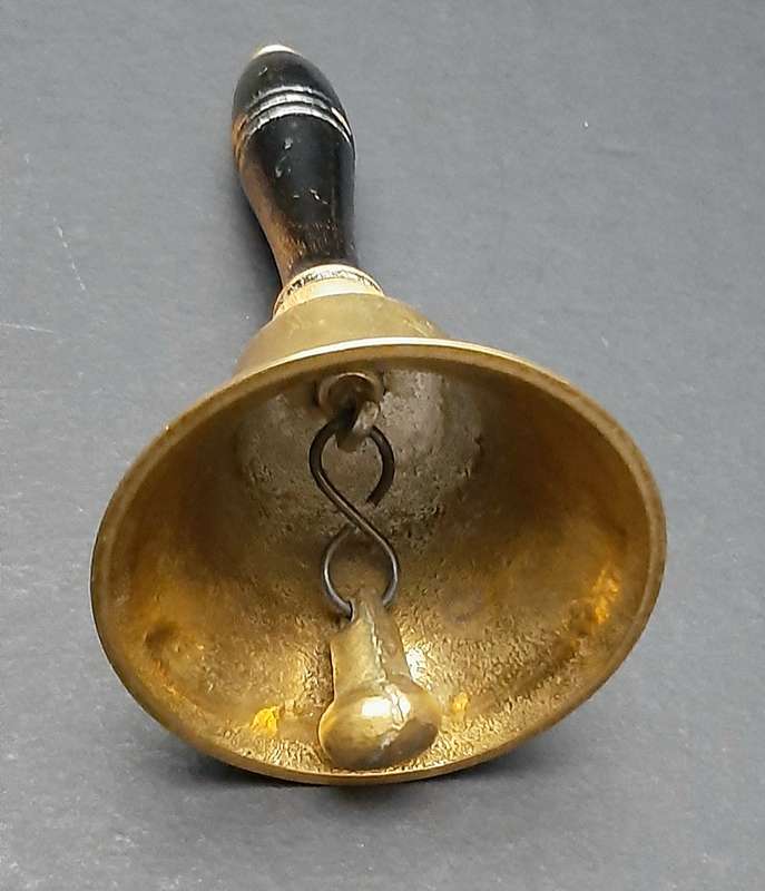 Mid-20th Century: European Brass Dinner Service Bell (12,5cm).