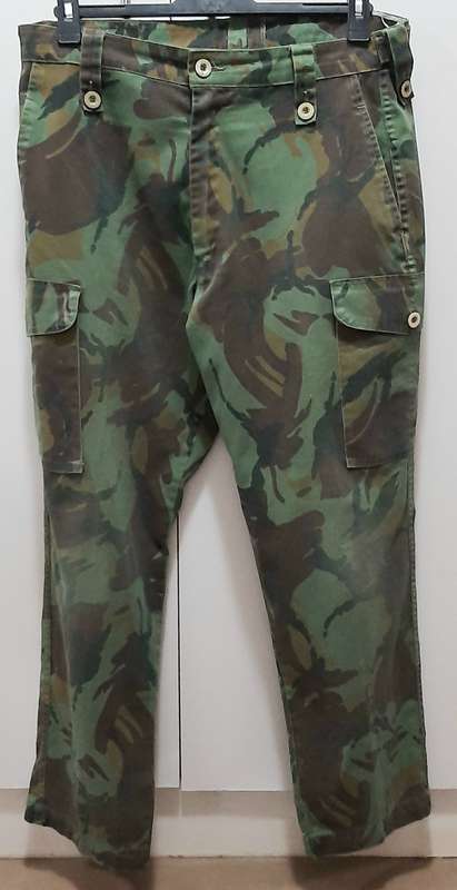 1990s New Zealand: Defence Force DPM Camouflage Trousers (LARGE).