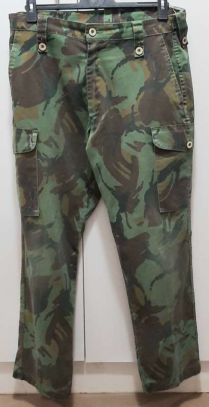 1990s New Zealand: Defence Force DPM Camouflage Trousers (LARGE).