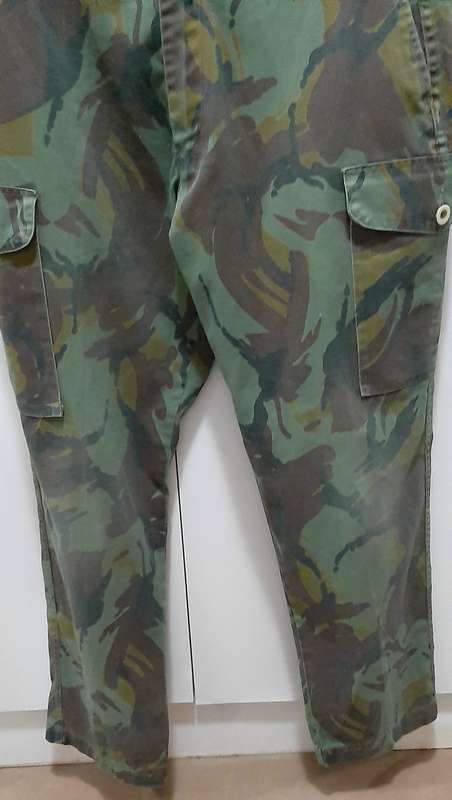 1990s New Zealand: Defence Force DPM Camouflage Trousers (LARGE).
