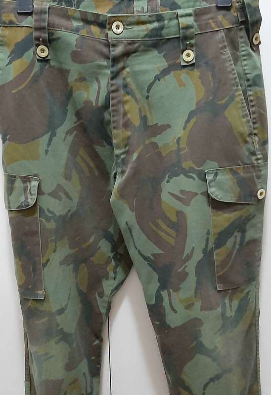 1990s New Zealand: Defence Force DPM Camouflage Trousers (LARGE).