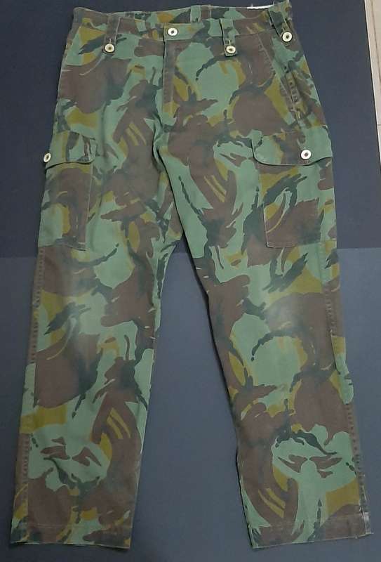 1990s New Zealand: Defence Force DPM Camouflage Trousers (LARGE).