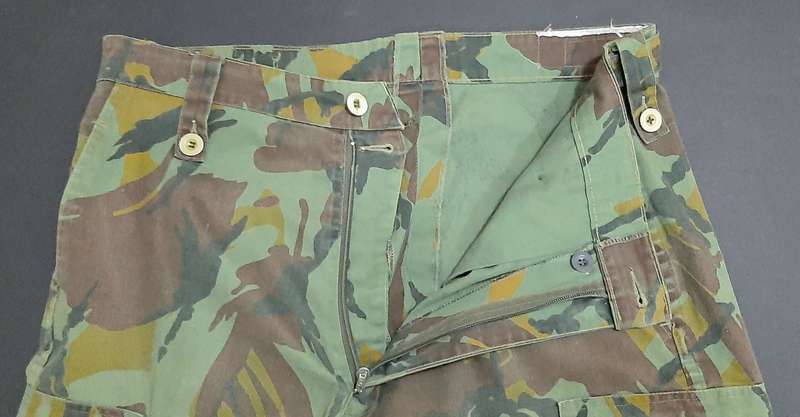 1990s New Zealand: Defence Force DPM Camouflage Trousers (LARGE).