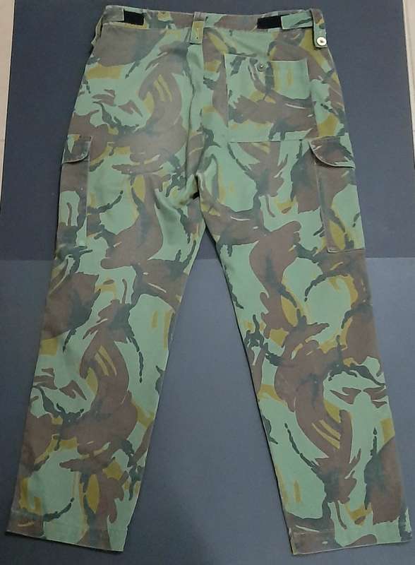 1990s New Zealand: Defence Force DPM Camouflage Trousers (LARGE).