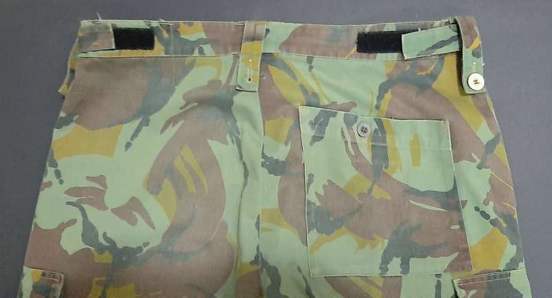1990s New Zealand: Defence Force DPM Camouflage Trousers (LARGE).