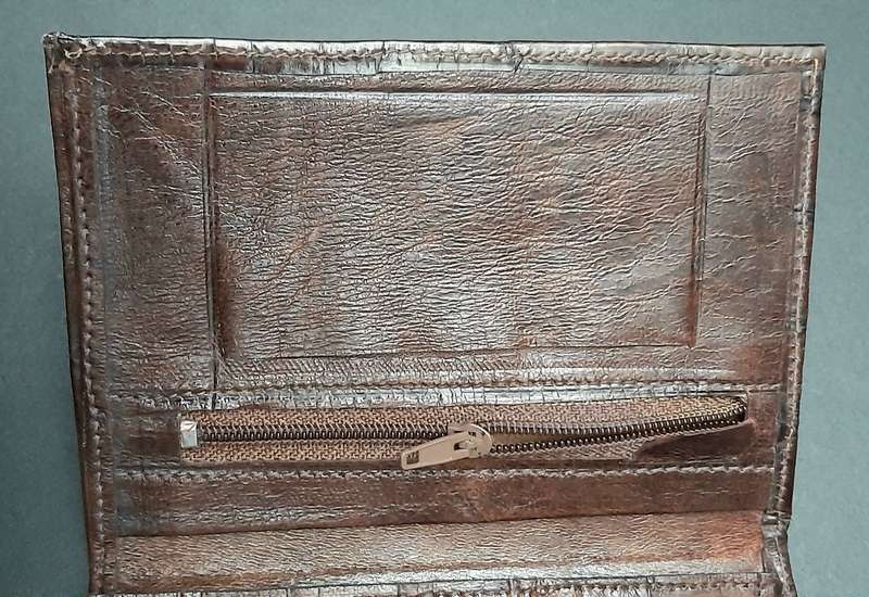 STUNNING: Late 20th Century- Gent's Tri-fold Crocodile Skin Leather Wallet (14cm x 19cm).