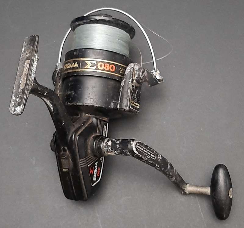ANGLING: Shakespeare 'Sigma' 2200 CK Series 080 Large Fixed Spool Spinning Reel ( 18cm x 17cm).