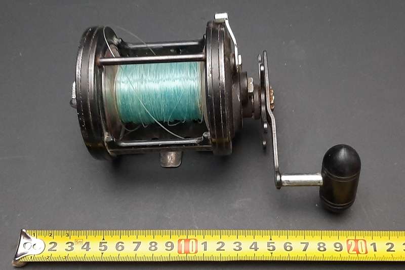ANGLING: Shakespeare 'Sigma' 2951-365 Saltwater Right-hand Boat-Fishing Reel (21cm x 14cm).