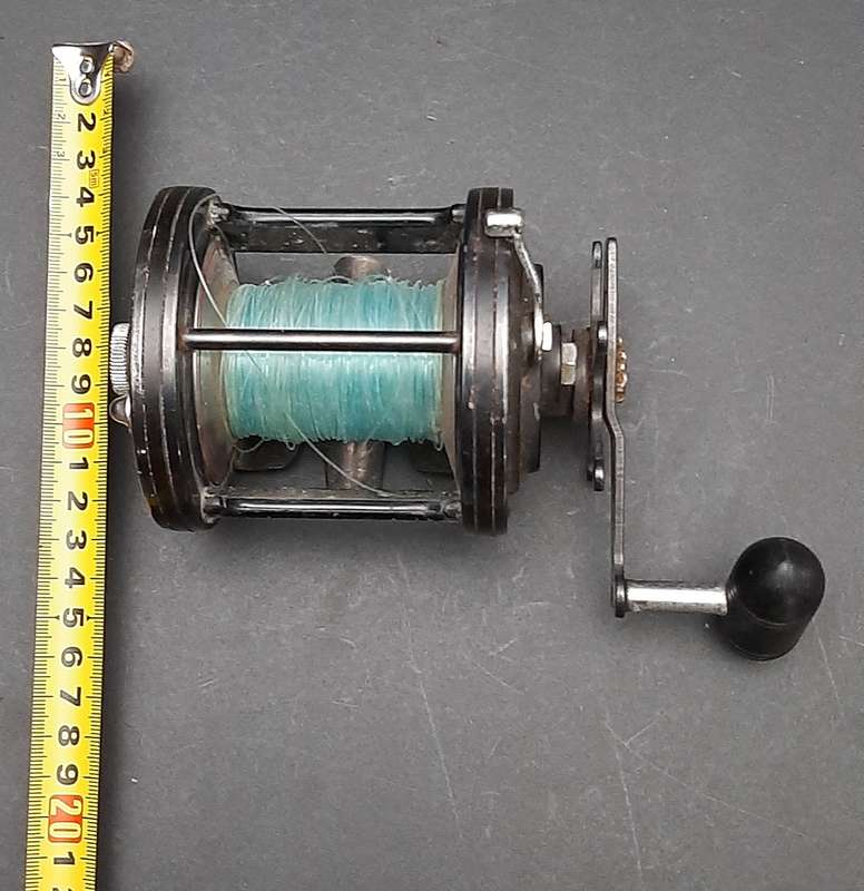ANGLING: Shakespeare 'Sigma' 2951-365 Saltwater Right-hand Boat-Fishing Reel (21cm x 14cm).