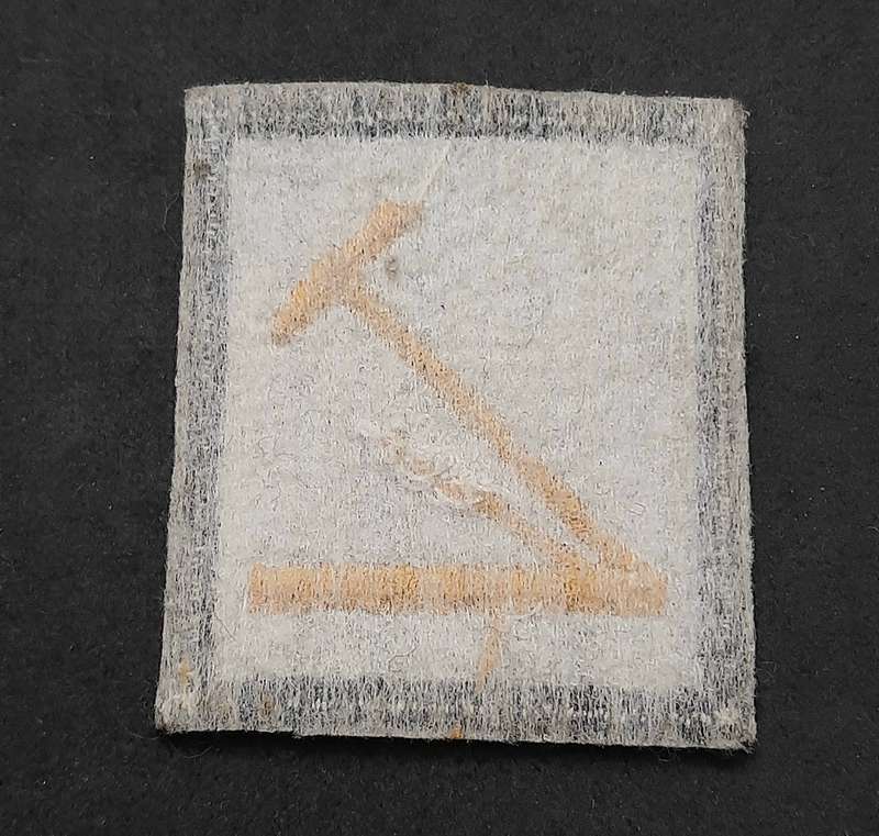 Border War: 1980s SA Navy Working Dress ' Driver ' Qualification Embroidered Badge .