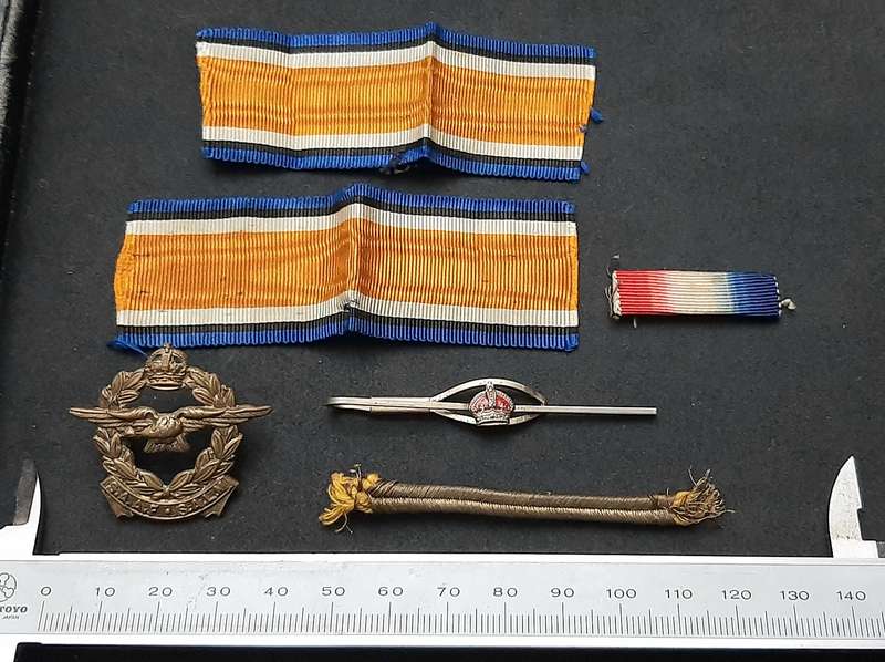 WW1 / WW2 : British & Commonwealth Insignia Lot x 6 Pieces.