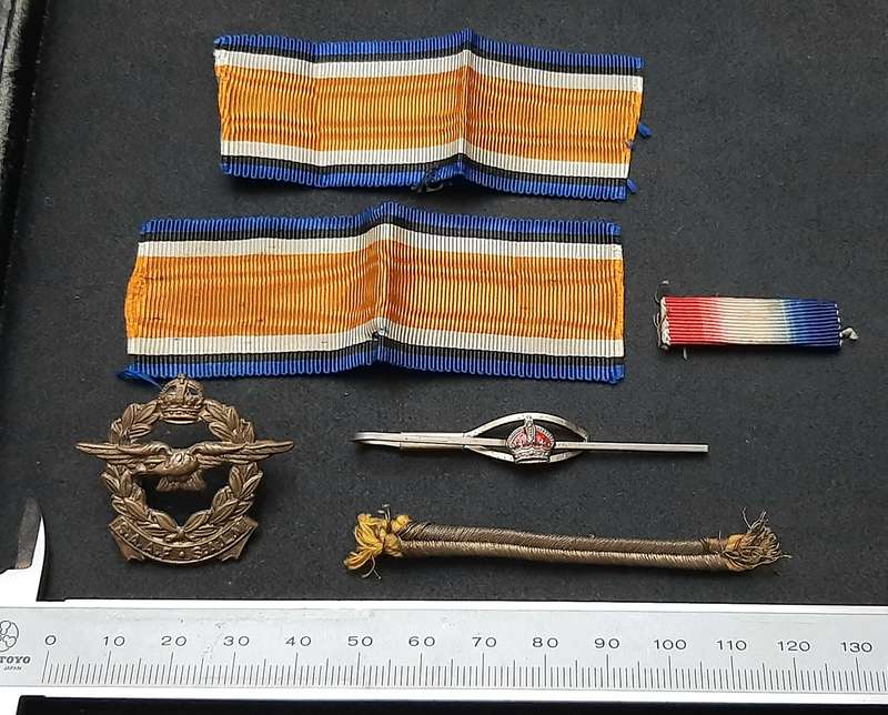 WW1 / WW2 : British & Commonwealth Insignia Lot x 6 Pieces.