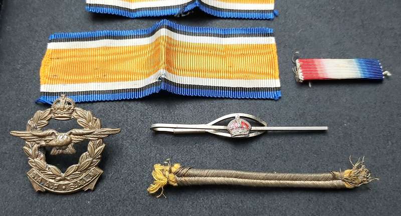 WW1 / WW2 : British & Commonwealth Insignia Lot x 6 Pieces.