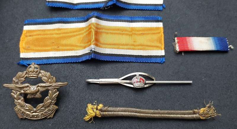 WW1 / WW2 : British & Commonwealth Insignia Lot x 6 Pieces.