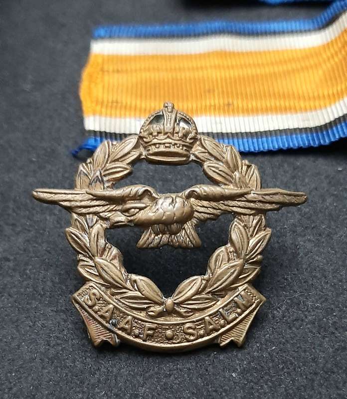 WW1 / WW2 : British & Commonwealth Insignia Lot x 6 Pieces.