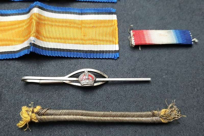 WW1 / WW2 : British & Commonwealth Insignia Lot x 6 Pieces.