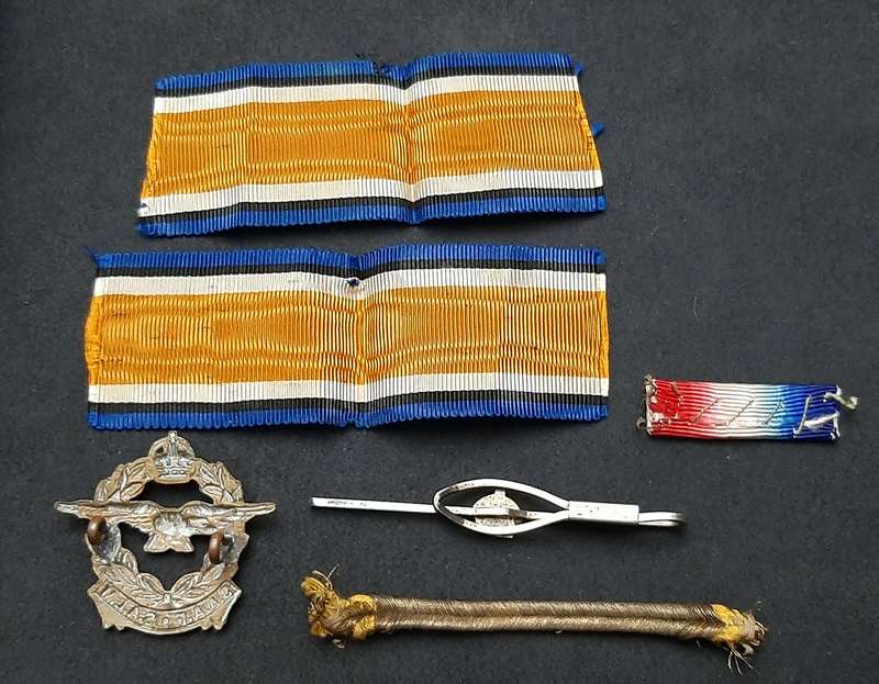 WW1 / WW2 : British & Commonwealth Insignia Lot x 6 Pieces.
