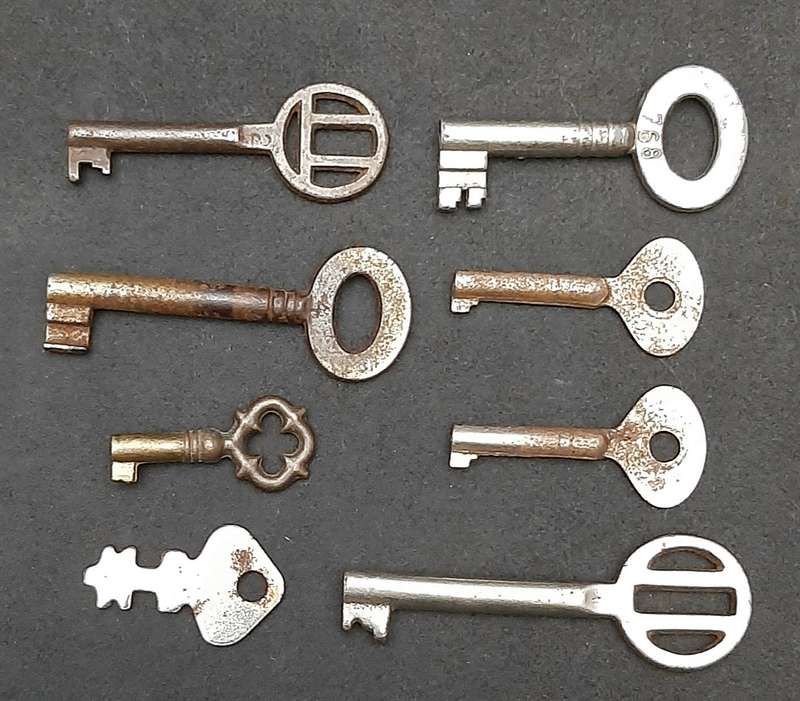 Early 20th Century: Lot European Cabinet & Dresser Keys Lot ( 8 x Pcs).