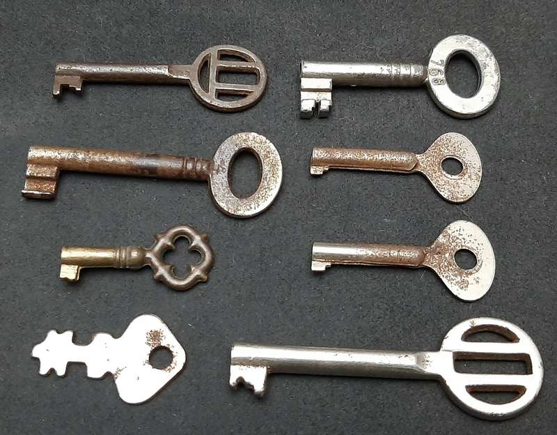 Early 20th Century: Lot European Cabinet & Dresser Keys Lot ( 8 x Pcs).