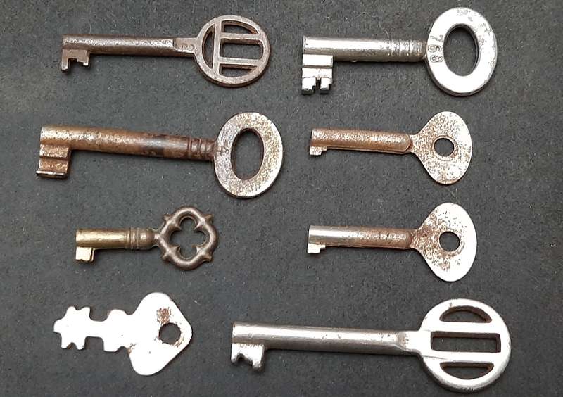 Early 20th Century: Lot European Cabinet & Dresser Keys Lot ( 8 x Pcs).