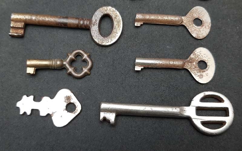 Early 20th Century: Lot European Cabinet & Dresser Keys Lot ( 8 x Pcs).