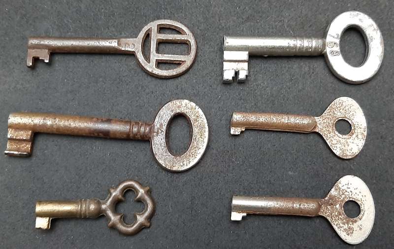 Early 20th Century: Lot European Cabinet & Dresser Keys Lot ( 8 x Pcs).