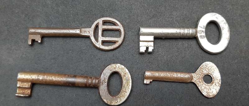 Early 20th Century: Lot European Cabinet & Dresser Keys Lot ( 8 x Pcs).