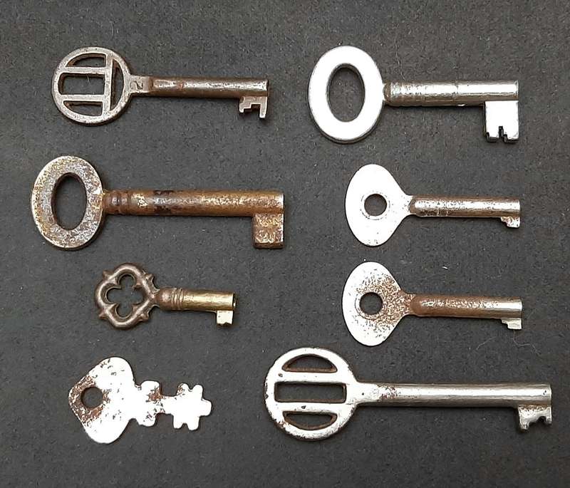 Early 20th Century: Lot European Cabinet & Dresser Keys Lot ( 8 x Pcs).