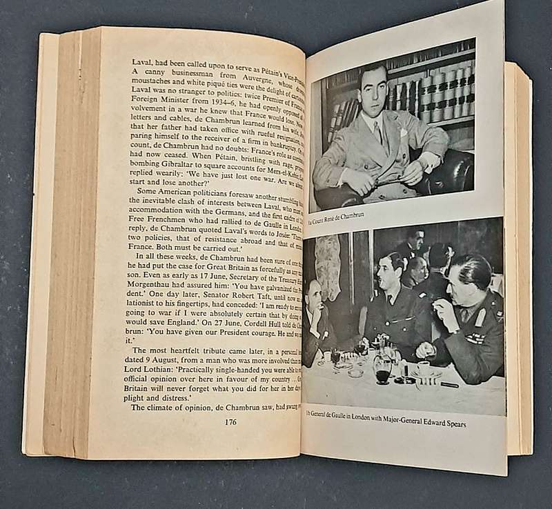 WW2 : ' 1940 The World In Flames' S/Cover Book by Richard Collier (USED).