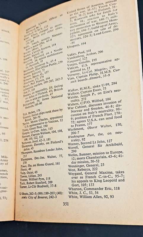 WW2 : ' 1940 The World In Flames' S/Cover Book by Richard Collier (USED).