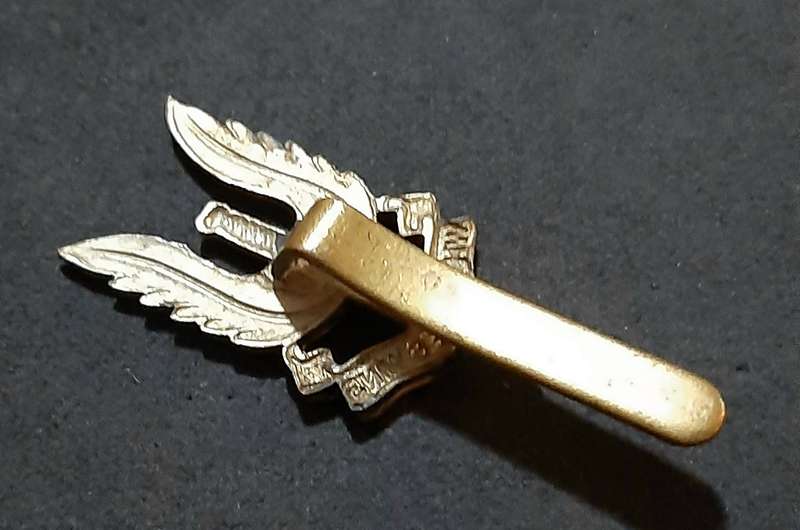 RARE: 1970s Australian S.A.S Bi-Metal Beret Badge w/ Slide.