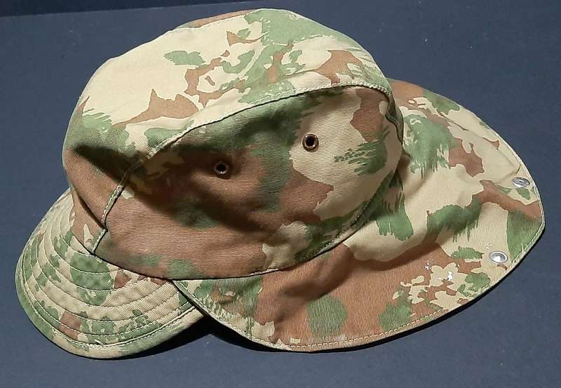 RARE: 1960s Rhodesian Bush War- SA 1st Patt. Camouflage Fielddress Cap w/ Neck-Flap (57/58).