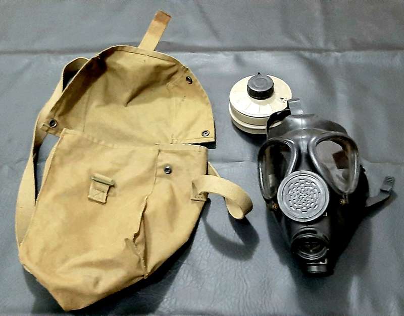 Border War: M76 / M15A1 Gas Mask w/ Unissued Filter & Patt.80 Nutria Satchel ( 3x Pcs).