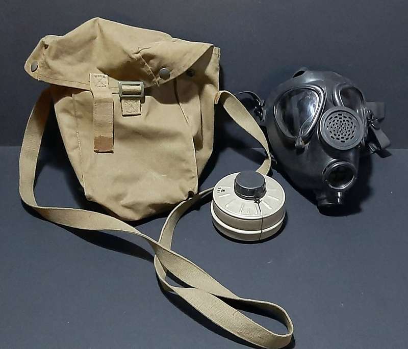 Border War: M76 / M15A1 Gas Mask w/ Unissued Filter & Patt.80 Nutria Satchel ( 3x Pcs).