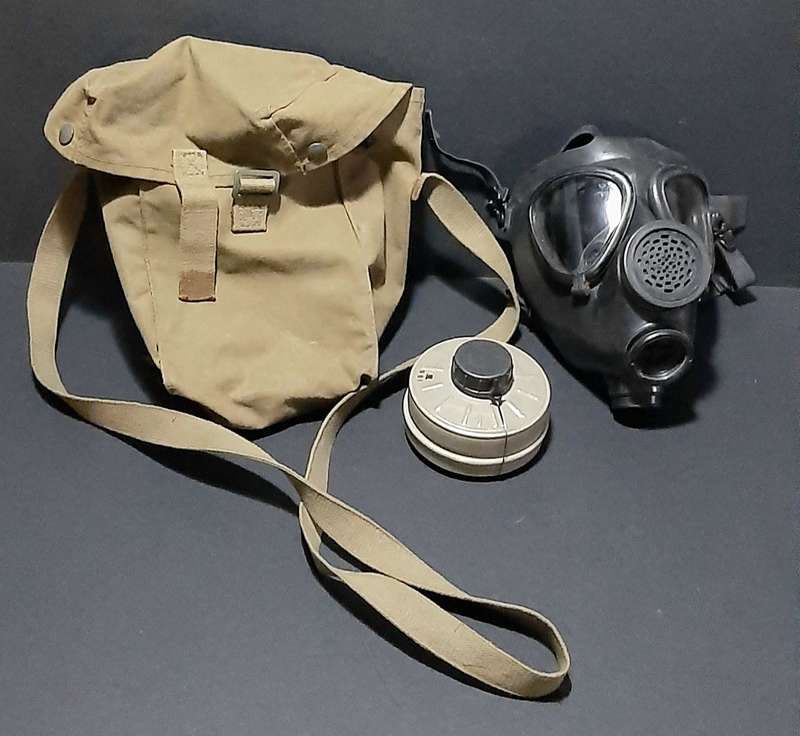 Border War: M76 / M15A1 Gas Mask w/ Unissued Filter & Patt.80 Nutria Satchel ( 3x Pcs).
