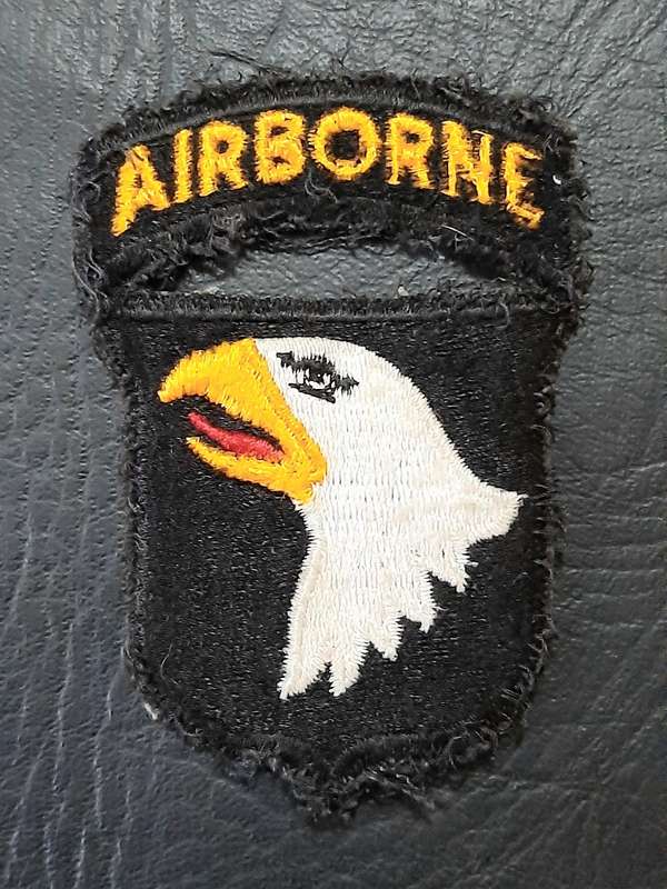 1980s/1990s U.S. Army : 101st Airborne Unit Embroidered Unit Flash w/ Title (USED).