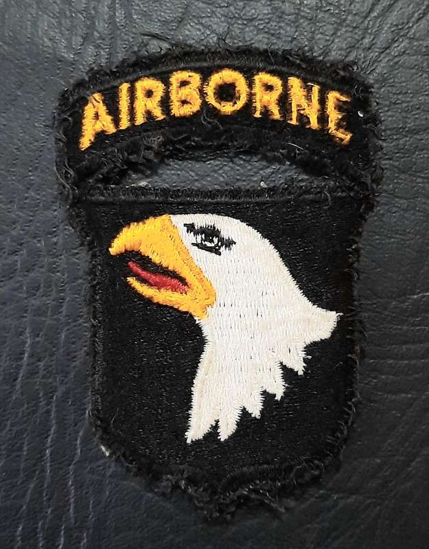 1980s/1990s U.S. Army : 101st Airborne Unit Embroidered Unit Flash w/ Title (USED).