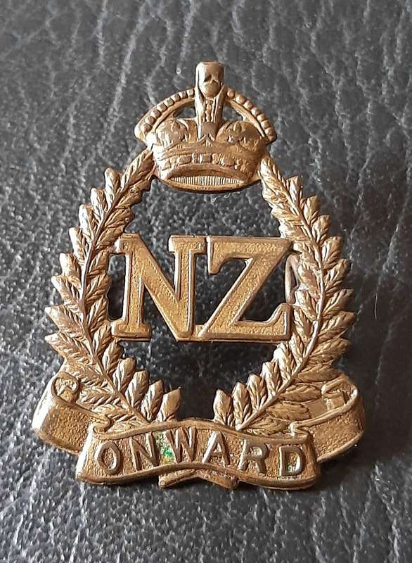 WW1: (ANZAC) New Zealand Military Forces Brass Cap Badge (Lugs Intact).