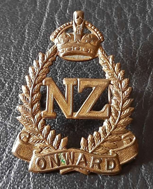 WW1: (ANZAC) New Zealand Military Forces Brass Cap Badge (Lugs Intact).