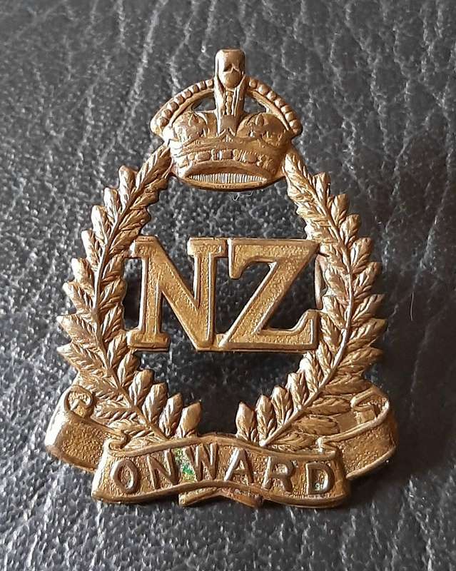 WW1: (ANZAC) New Zealand Military Forces Brass Cap Badge (Lugs Intact).