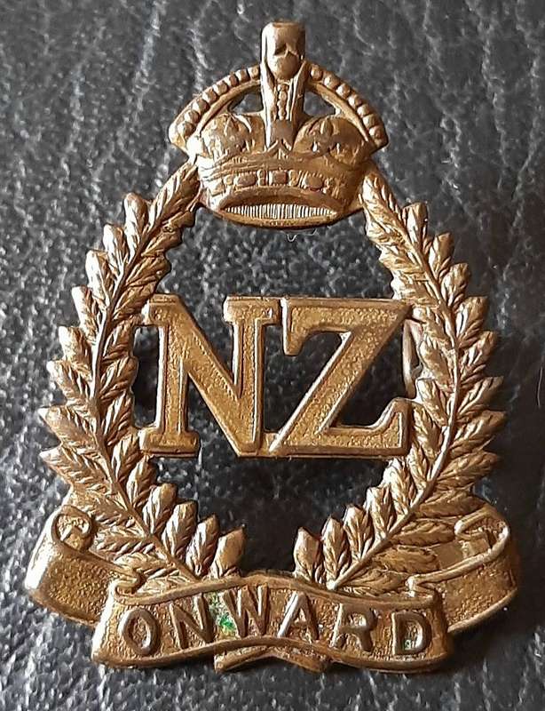 WW1: (ANZAC) New Zealand Military Forces Brass Cap Badge (Lugs Intact).