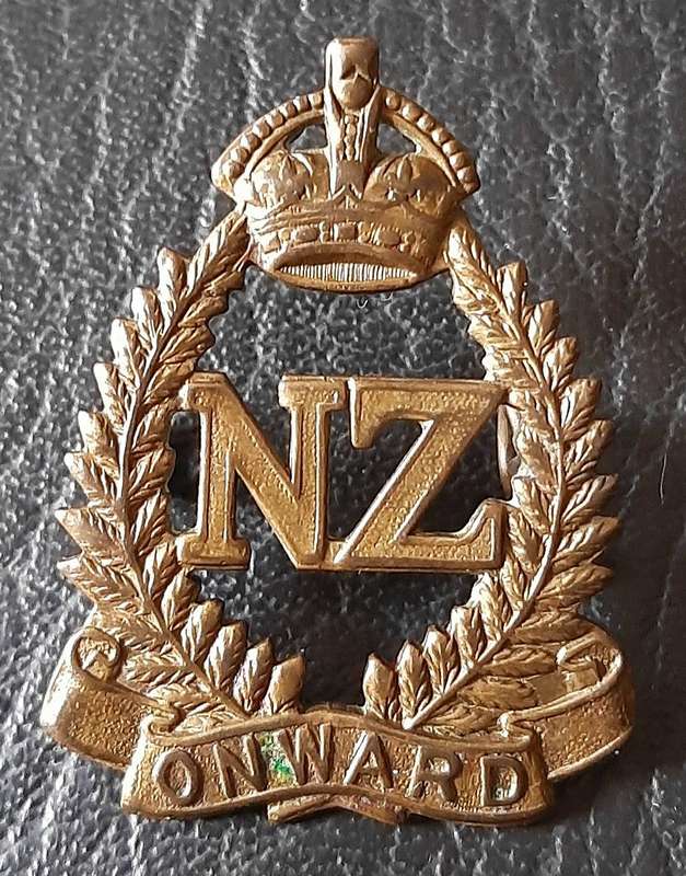 WW1: (ANZAC) New Zealand Military Forces Brass Cap Badge (Lugs Intact).